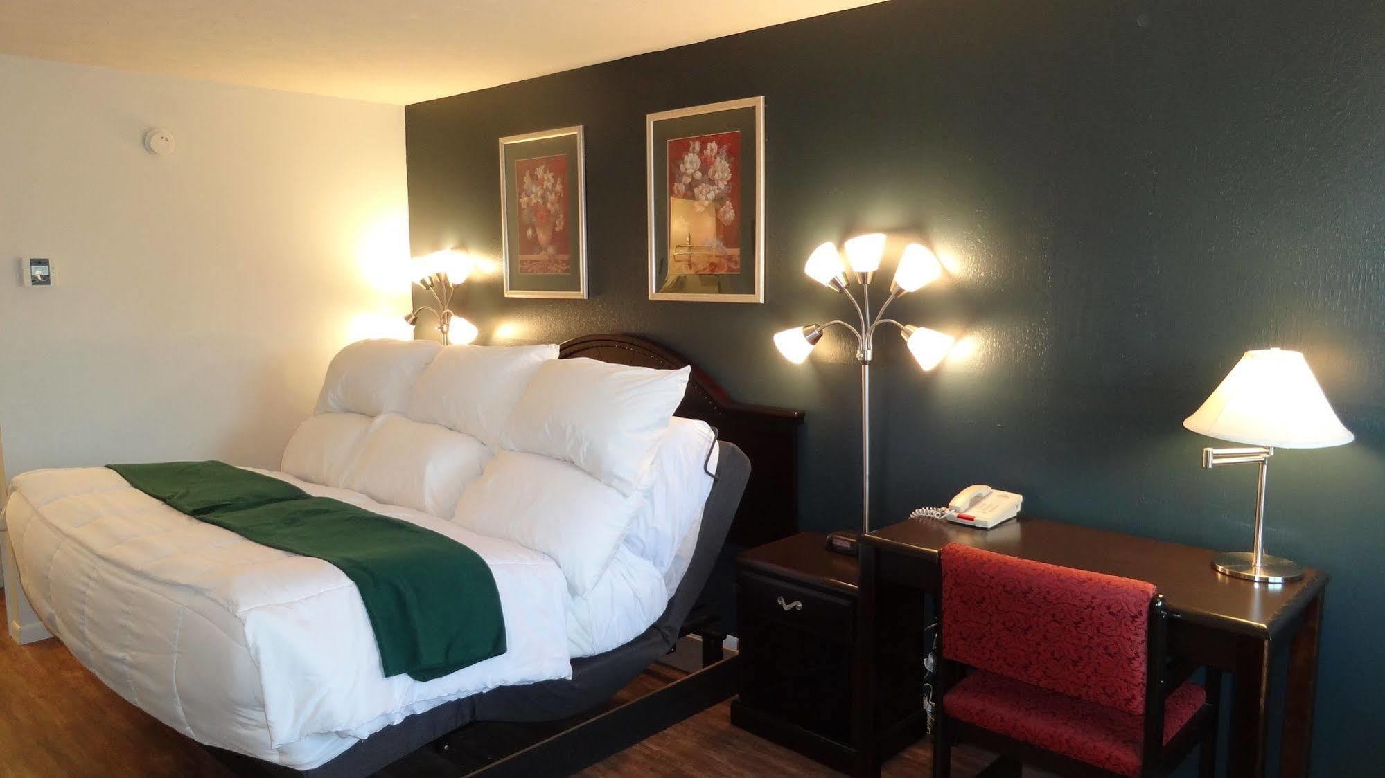 Motel Baymont By Wyndham Petoskey Extérieur photo